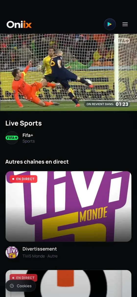 Un match de football diffusé en direct sur Oniix depuis la chaîne Fifa+, avec les autres chaînes en direct listées dessous.